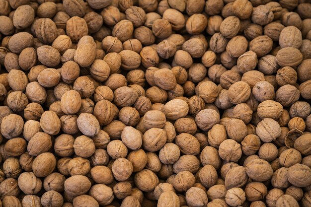 Nueces con cáscara en una vitrina en un supermercado.