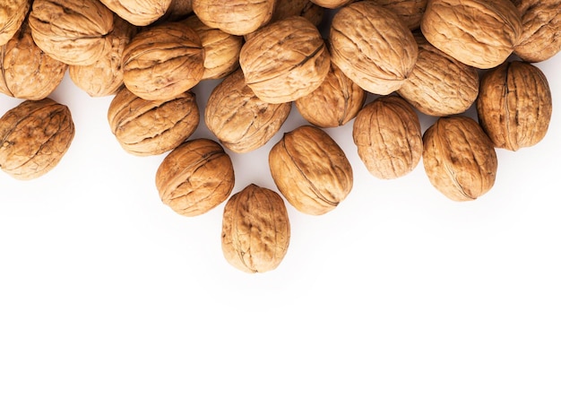 Nueces con copia espacio aislado en blanco