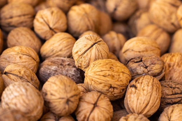 Nueces crudas frescas en el mercado