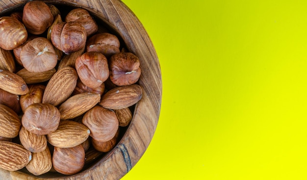 Nueces en un cuenco de madera con un lugar para copiar.