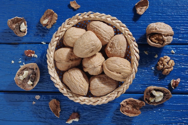 Nueces en cuenco de mimbre