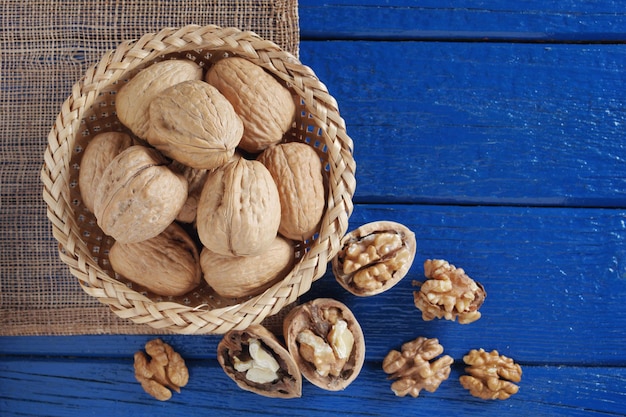 Nueces en cuenco de mimbre