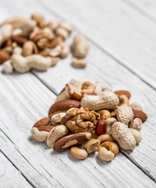 nueces diferentes en la mesa de madera blanca,