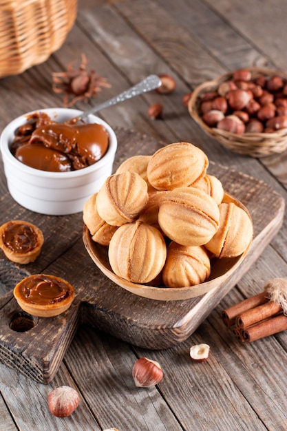 Nueces dulces nacionales rusos con leche condensada sobre mesa de madera