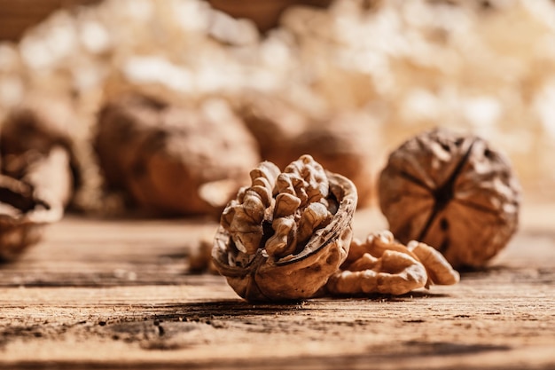 Nueces enteras y abiertas con grano de nuez en una mesa de madera