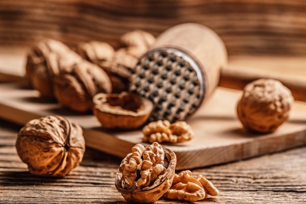 Nueces enteras y abiertas con grano de nuez en una mesa de madera