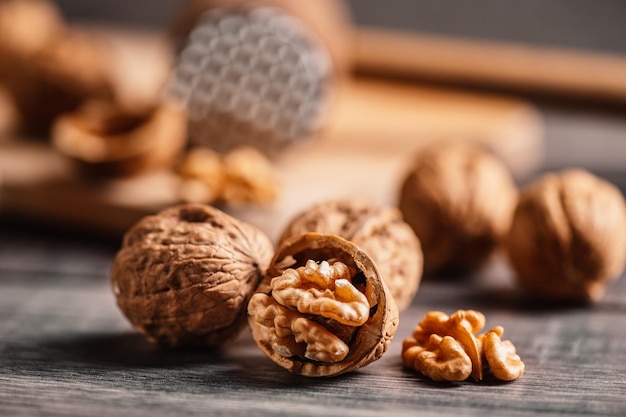 Nueces enteras y abiertas con grano de nuez en una mesa de madera