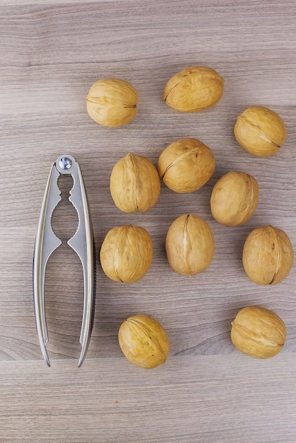 Nueces enteras con cáscara en un tazón