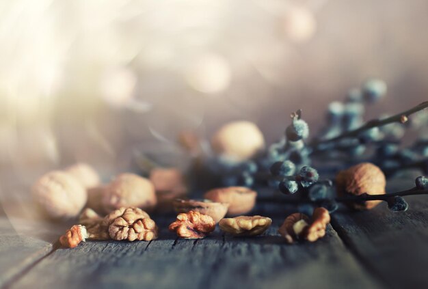 Nueces enteras y fondo de madera pelada