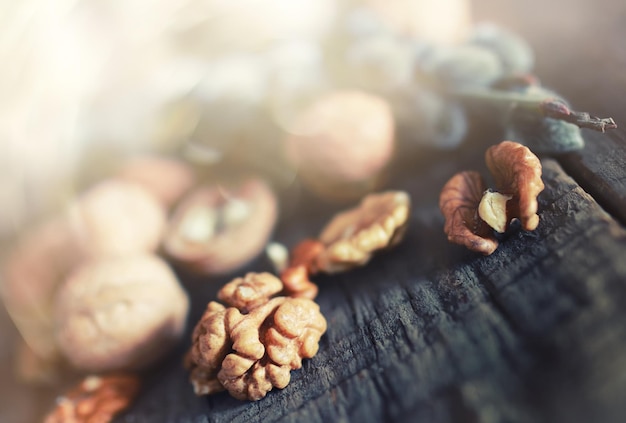 Nueces enteras y fondo de madera pelada