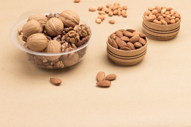 Nueces en envases de plástico y nueces en cajas de madera