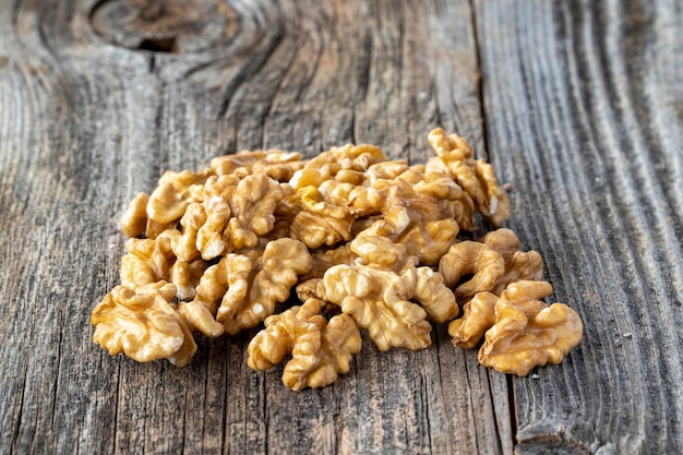 Nueces en fondo de madera Una pila de nueces de cerca