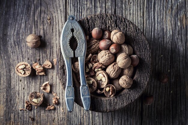 Nueces frescas y avellanas con mesa de madera rústica