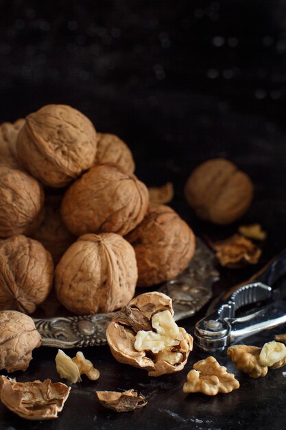 Nueces frescas con un cascanueces sobre una mesa de madera antigua