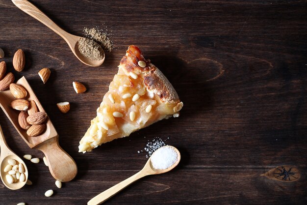 Nueces frescas en la mesa para el desayuno con miel y tarta