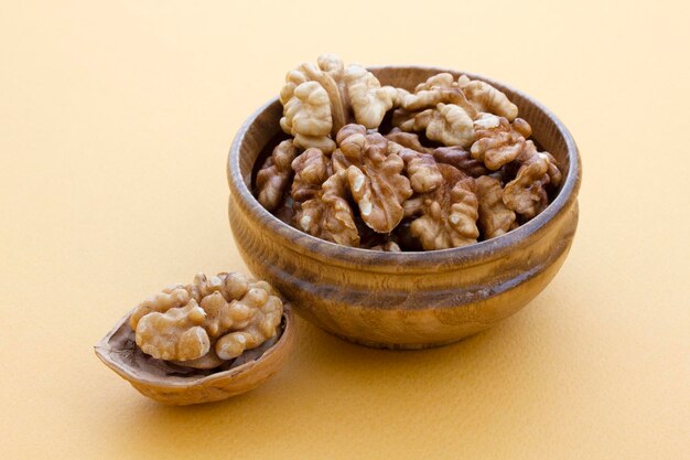 Foto nueces frescas y orgánicas en plato.