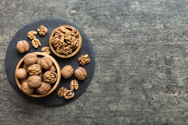 Nueces frescas y saludables en un cuenco sobre un fondo de mesa de colores Vista superior Concepto de alimentación saludable de bertholletia Súper alimentos