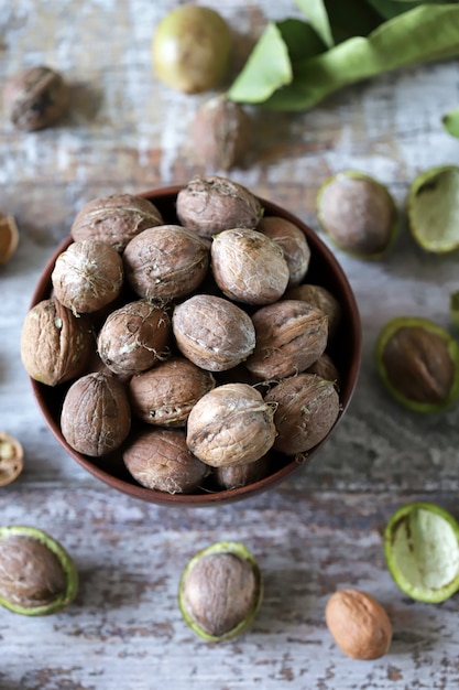 Nueces frescas en un tazón de madera