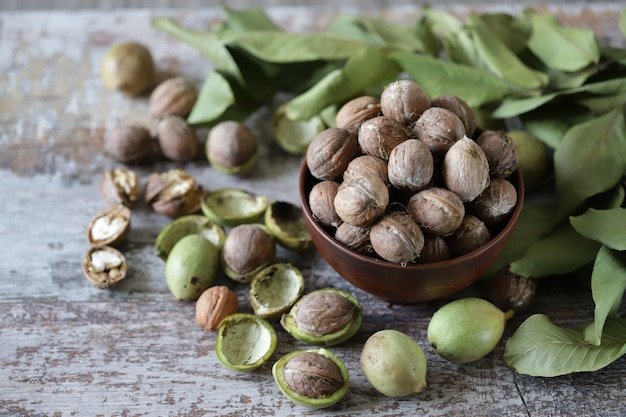 Nueces frescas en un tazón de madera