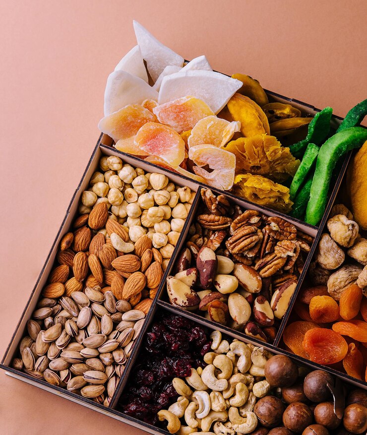 Nueces y frutas tropicales secas en una caja de madera