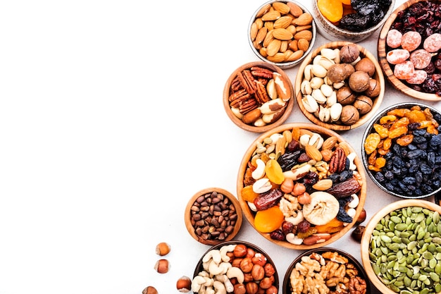 Nueces y frutos secos Albaricoques secos higos ciruelas pasas arándanos nueces nueces pistachos anacardos avellanas almendras y otros Vista superior del fondo de alimentos