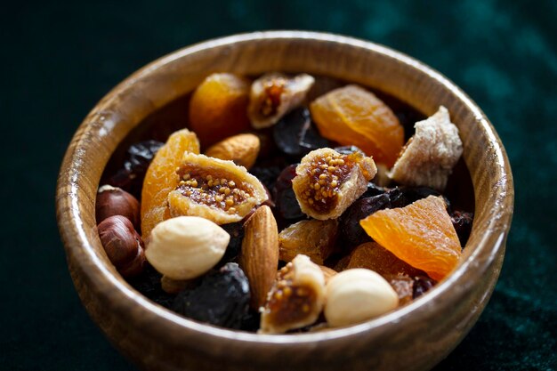 Nueces y frutos secos en un plato de bambú