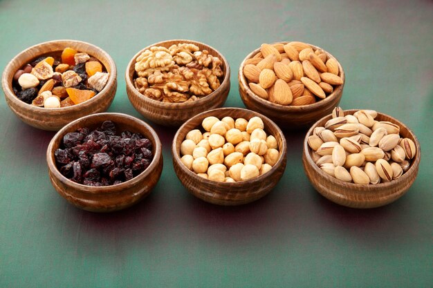 Nueces y frutos secos en platos de bambú