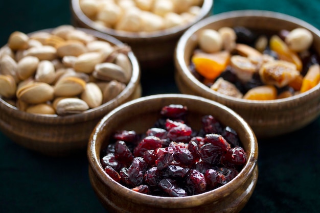 Nueces y frutos secos en platos de bambú