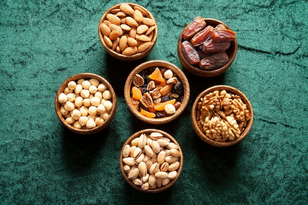 Nueces y frutos secos en platos de bambú