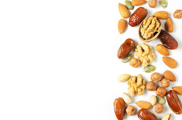 Nueces y frutos secos sobre un fondo blanco. Fuentes de antioxidantes y vitaminas. Alimentación saludable. Vista superior plana. Copie el espacio.