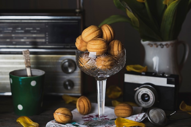 Nueces de galletas caseras con leche condensada hervida. Estilo retro