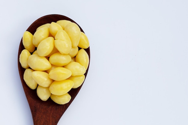 Nueces de ginkgo hervidas sobre fondo blanco.