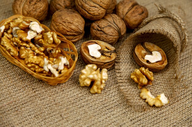 Nueces y granos enteros sobre la mesa.