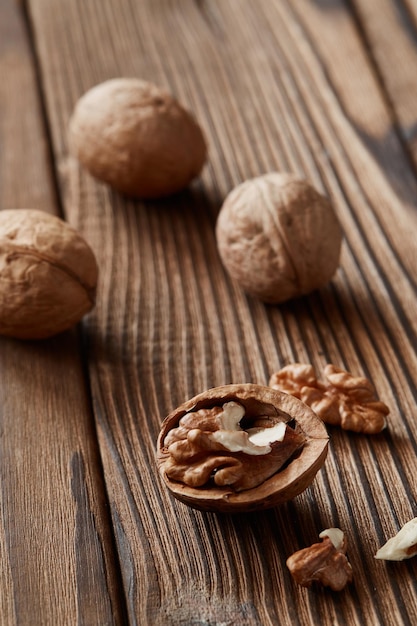 Foto nueces y granos en mesa de madera