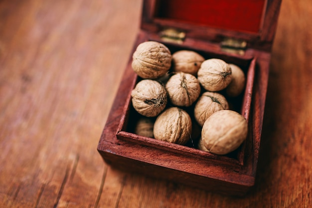 nueces en una hermosa caja de madera sobre un fondo oscuro frutos secos saludables