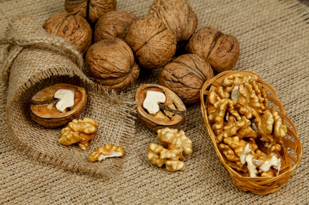 Nueces y kernels enteros sobre la mesa.