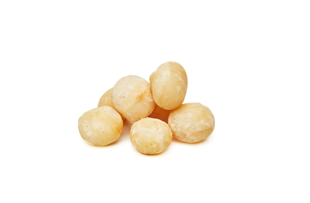 Nueces de macadamia aislado sobre un fondo blanco.