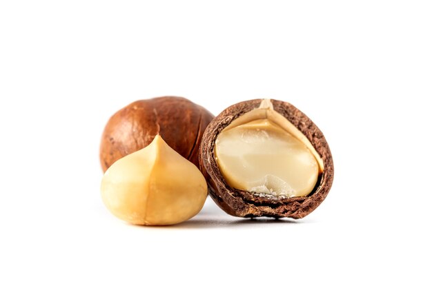 Nueces de macadamia alimentos de nutrición saludable aislado sobre fondo blanco.