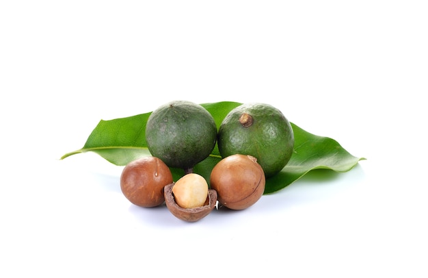 Nueces de macadamia en blanco