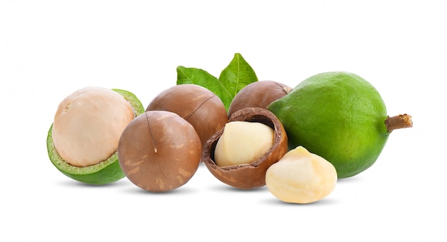 Nueces de macadamia con la hoja aislada en blanco.