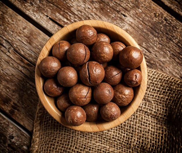 Nueces de macadamia en la mesa de madera.