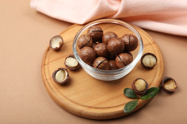 Nueces de macadamia en la mesa sobre un fondo claro closeup