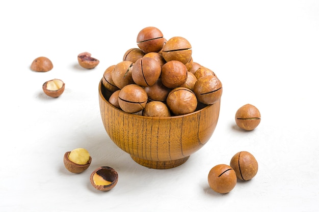 Nueces de macadamia orgánicas naturales en un tazón