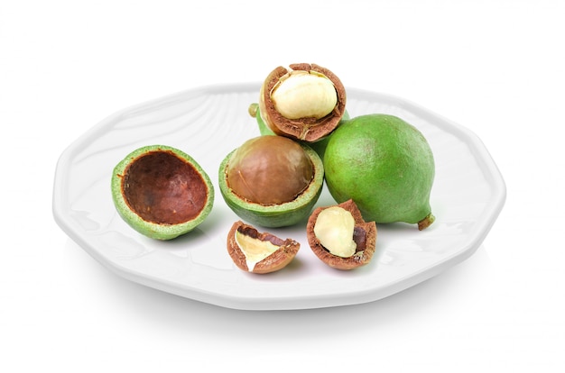 Nueces de macadamia en un plato aislado