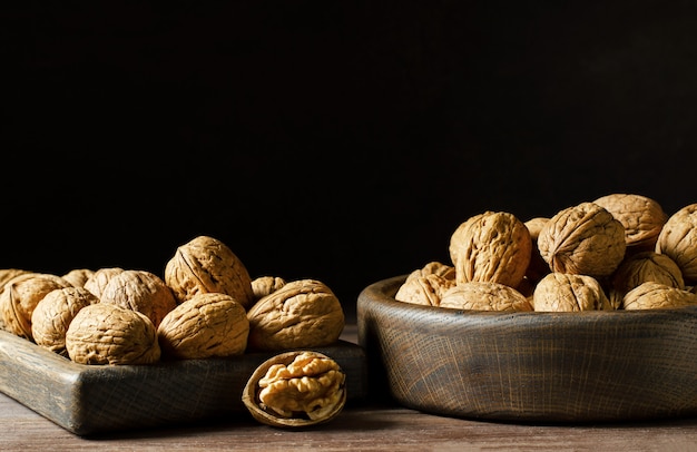 Nueces en una madera de color marrón oscuro