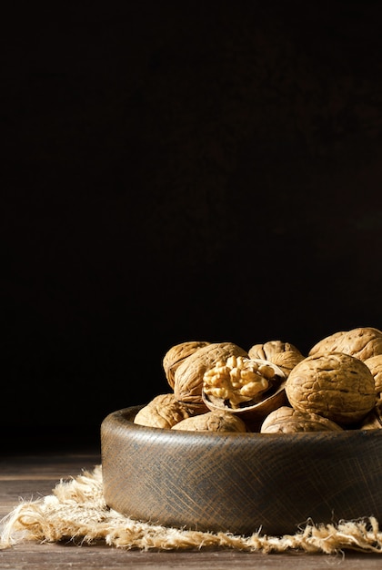 Nueces en una madera de color marrón oscuro