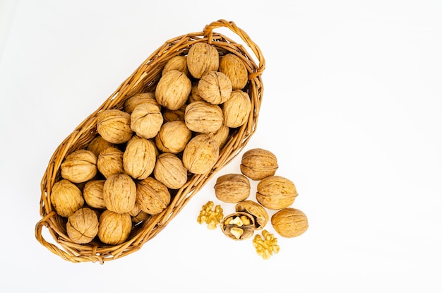 Nueces maduras sin pelar sobre fondo blanco. Foto de estudio