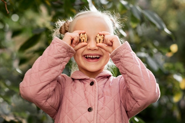 Nueces en manos de Сhildren. Nueces Peladas para Niños. Alimentos Eco Bio para Niños