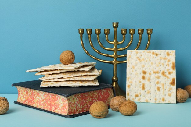 Las nueces de matzo Hanukkah y la Torá sobre fondo azul