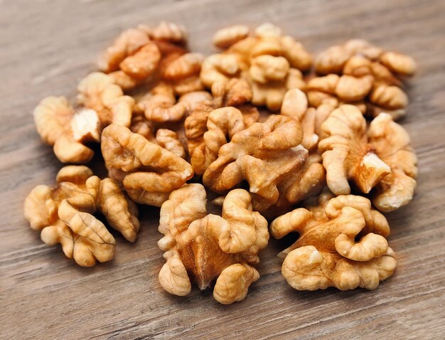 Nueces en la mesa de madera de cerca.